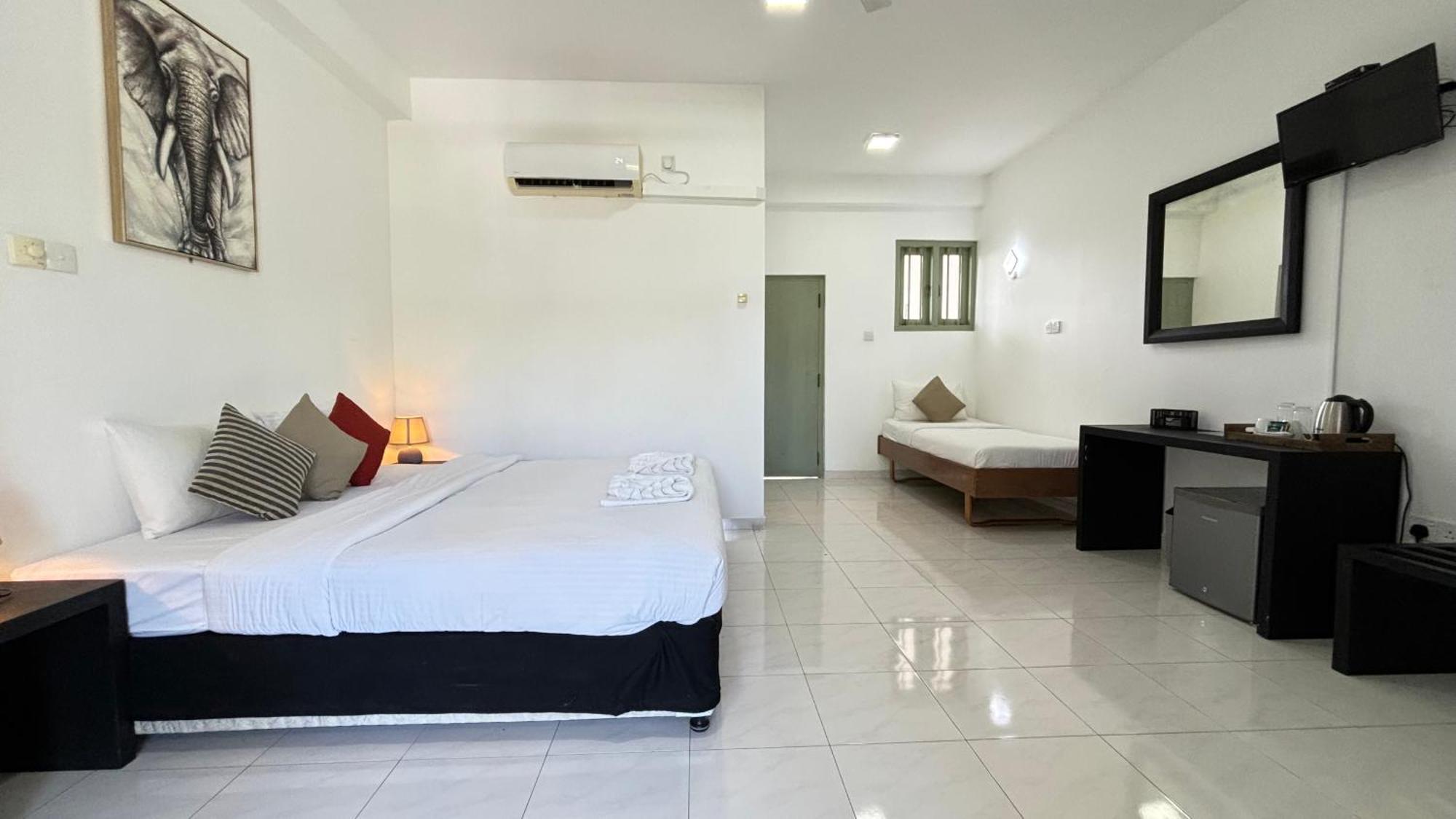 Hotel Chill Hill Hikkaduwa Esterno foto